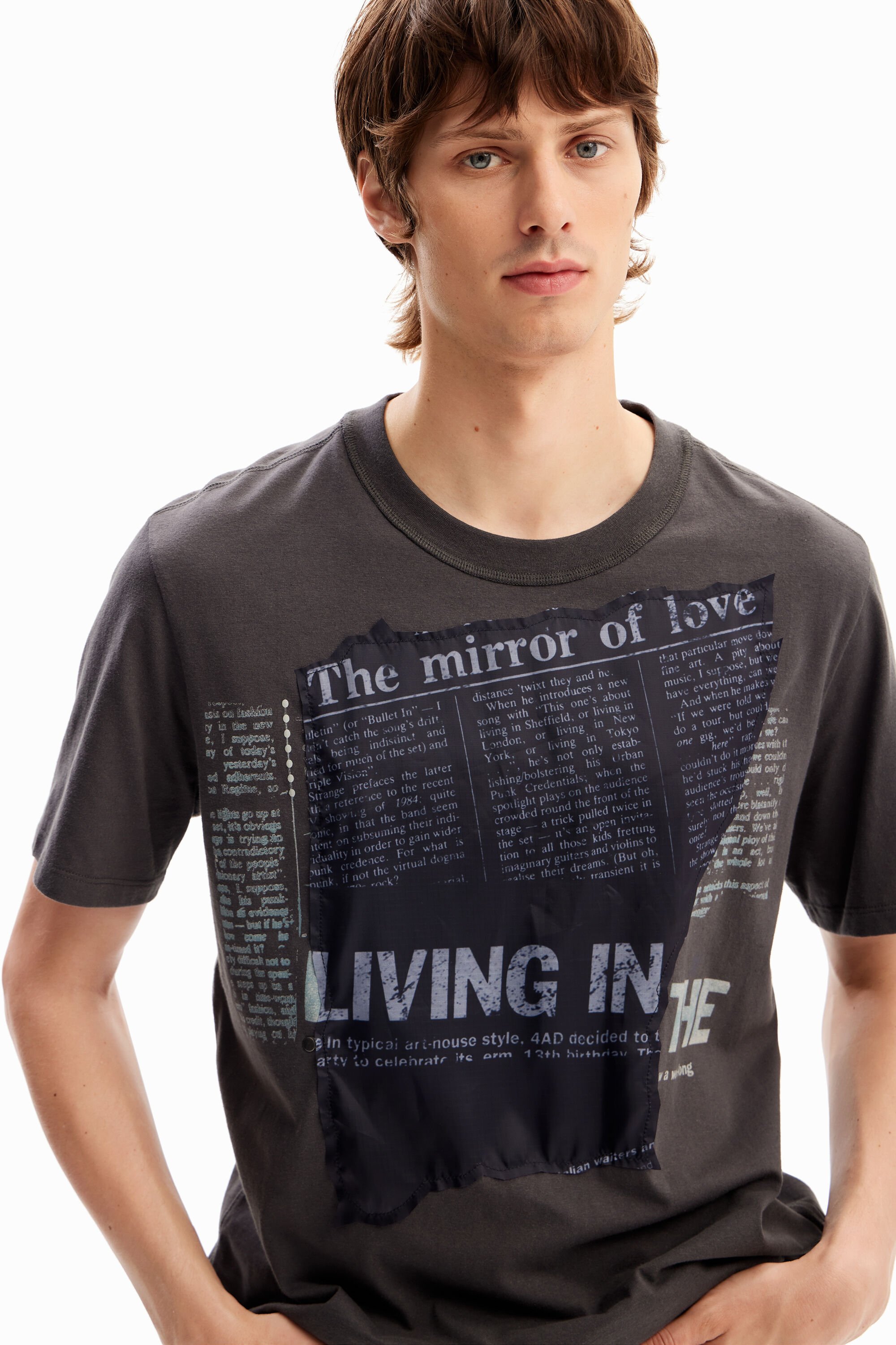 camiseta com patch de jornal