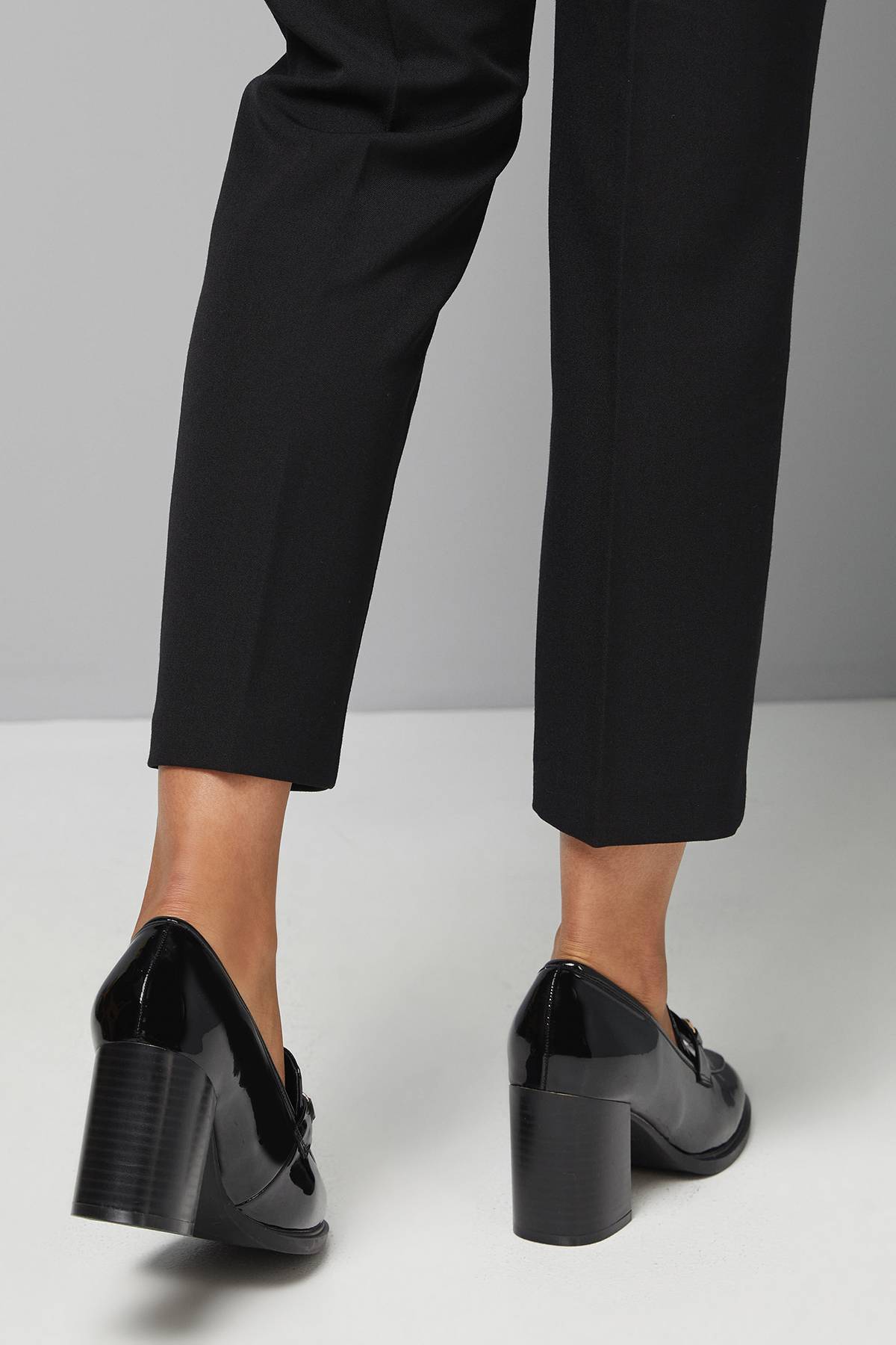 Wallis Mocassins à Talon Bloc Haut Daffie Coupe Large avec Ornement Mors