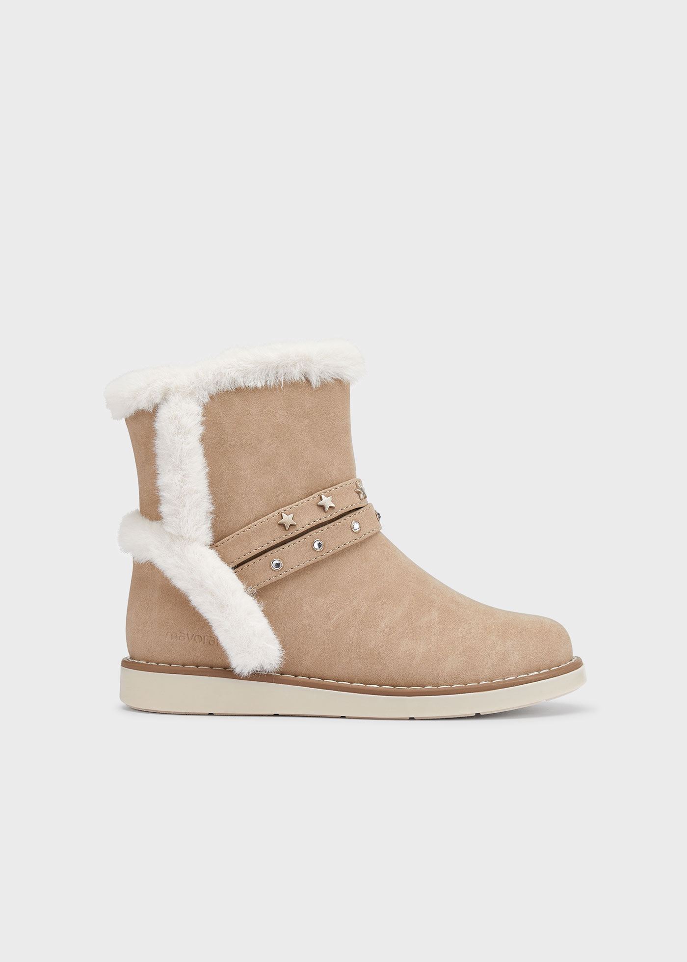 Botas de cano curto com forro e tachas para meninas