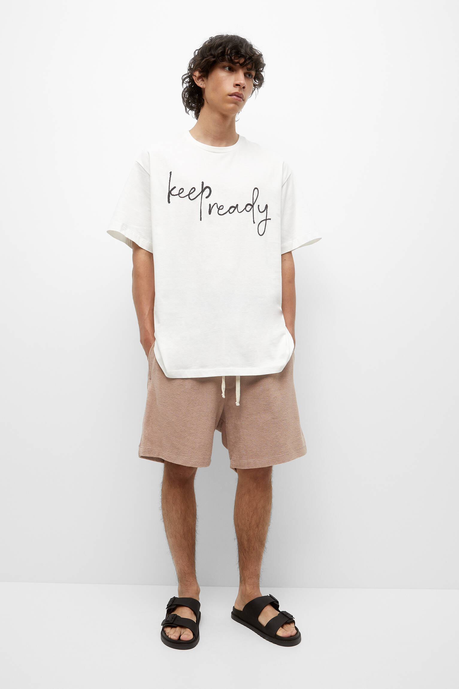 CAMISETA BORDADA DE CORTE QUADRADO - BRANCA SUJA