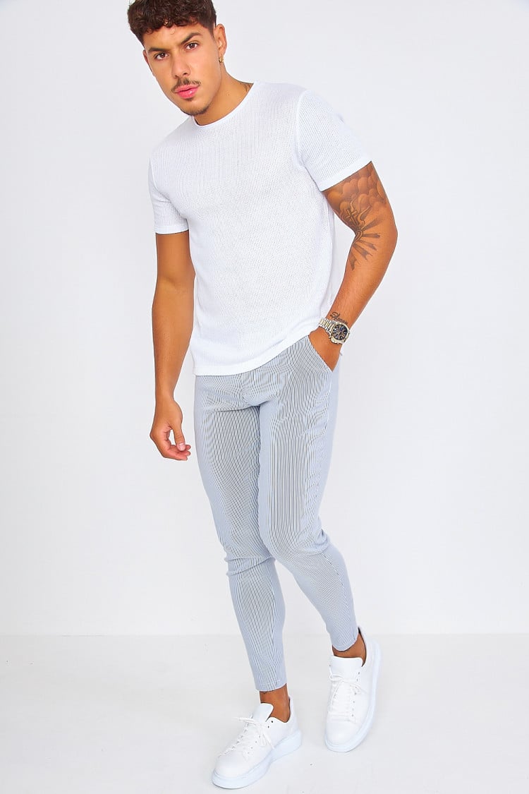 Pantalon chino à rayures grises et blanches