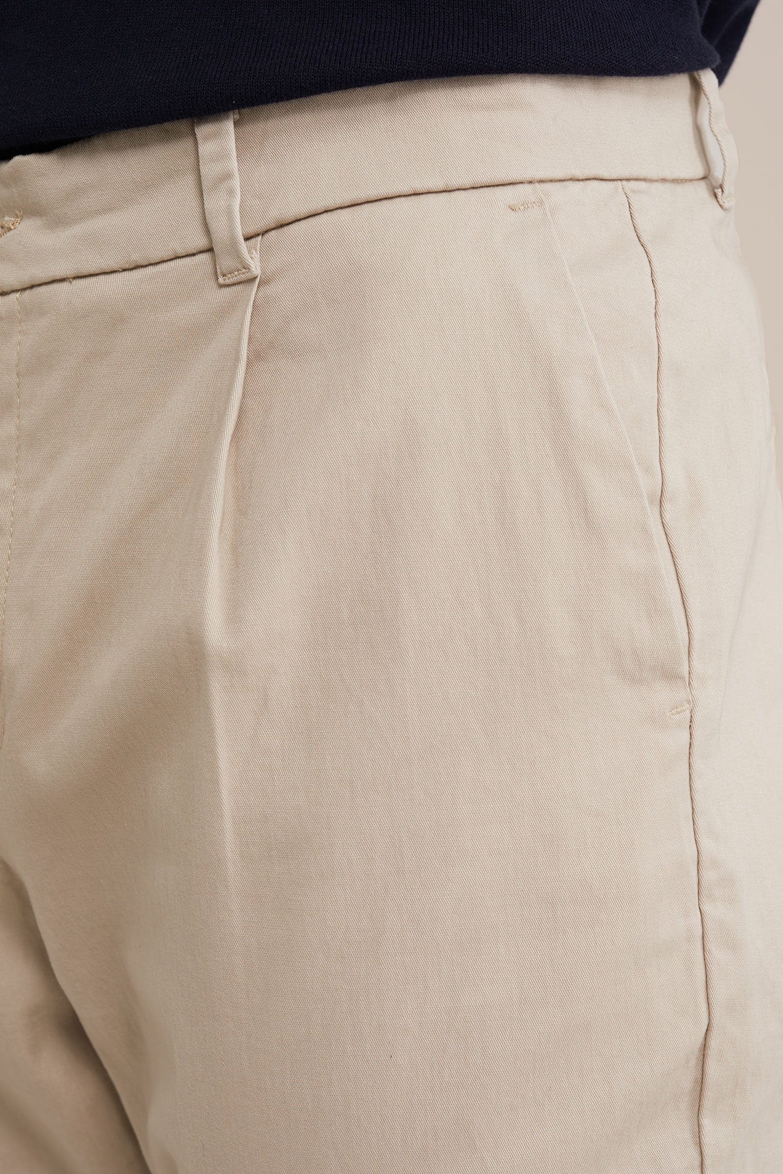 tapered fit chino met stretch Fundamentals Beige