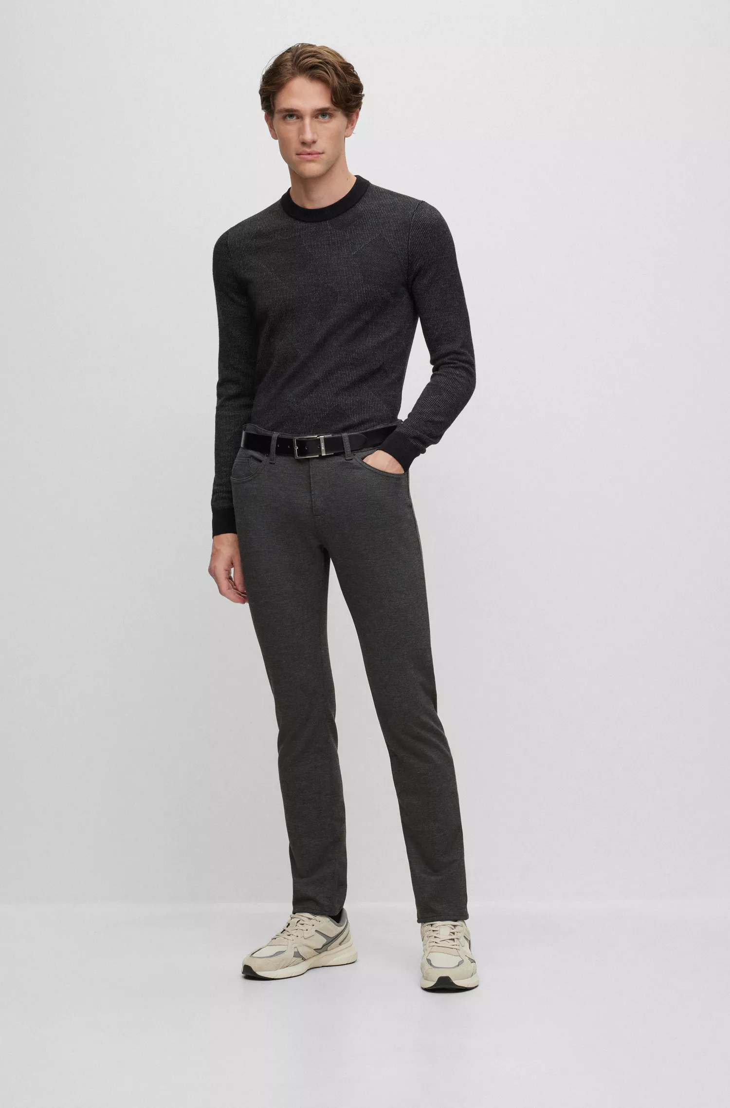 Calça jeans BOSS preta, corte slim, em malha elástica escovada com microestampa.