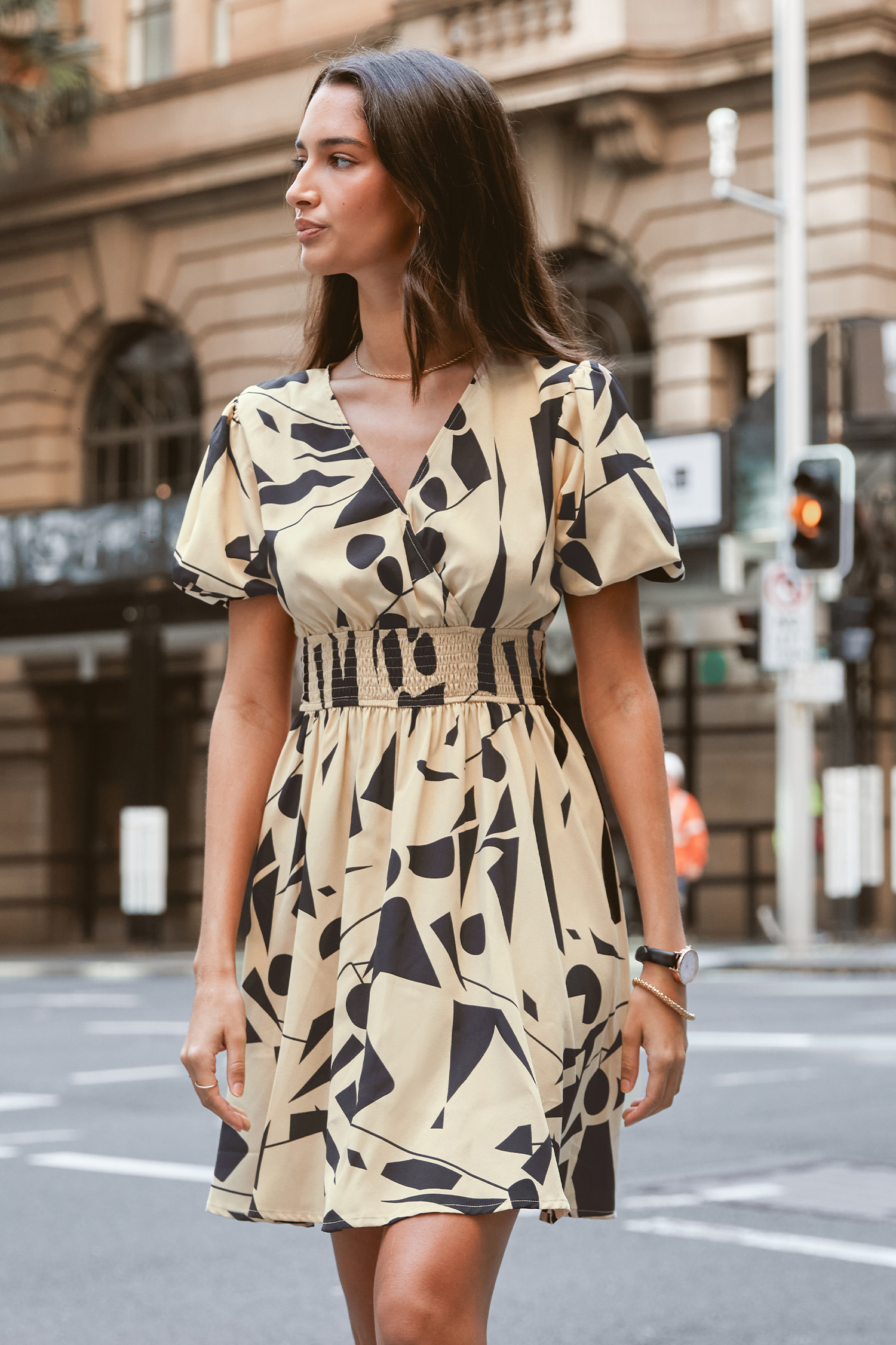Robe mini à manches bouffantes et col surplis abstrait