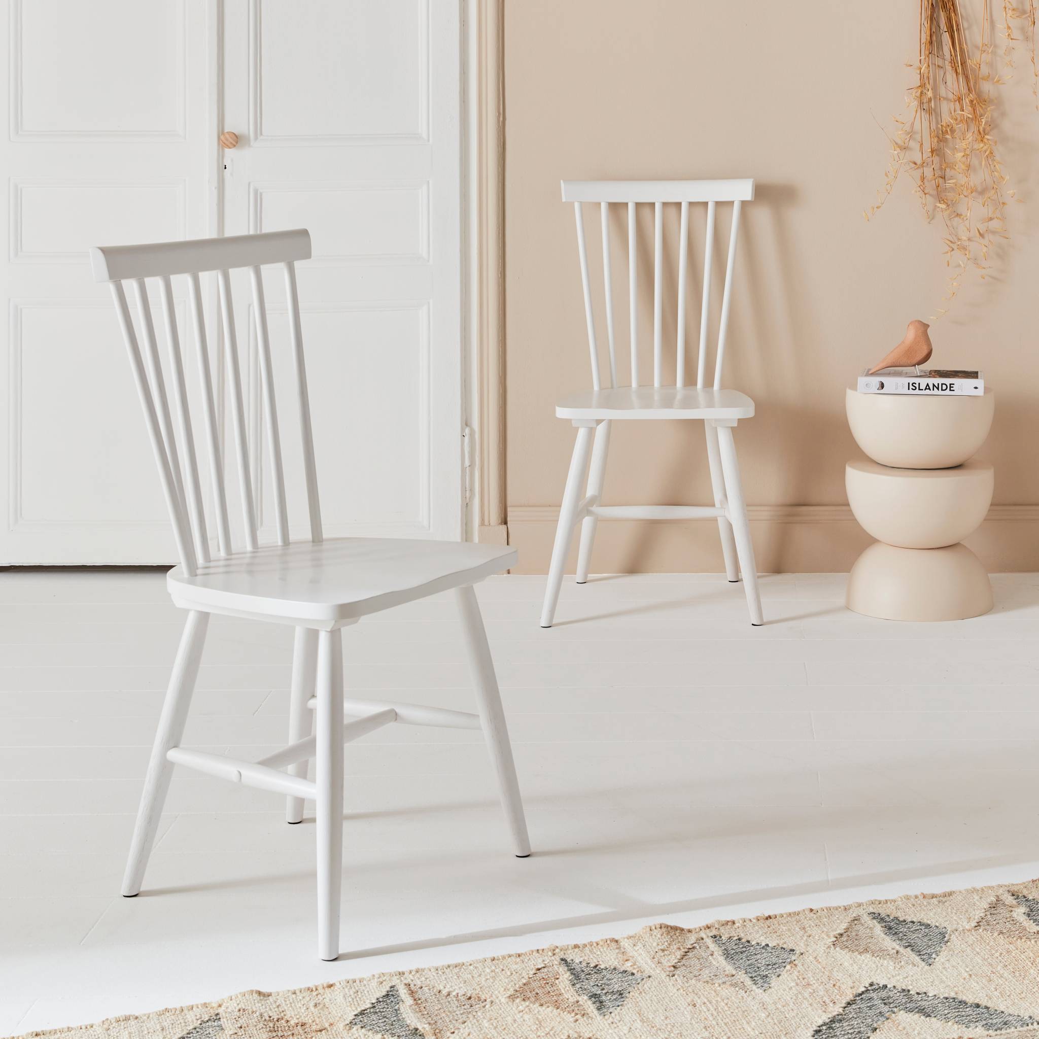 Lot de 2 chaises blanches à barreaux en bois d'hévéa. Romie. L 50.8 x p 44.2 x h 90cm.