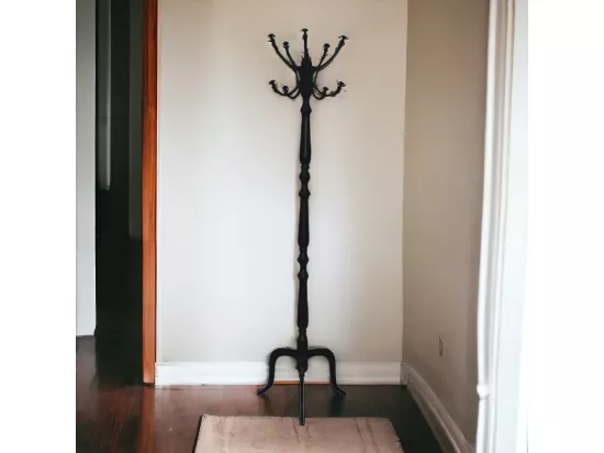 Porte-manteau noir.