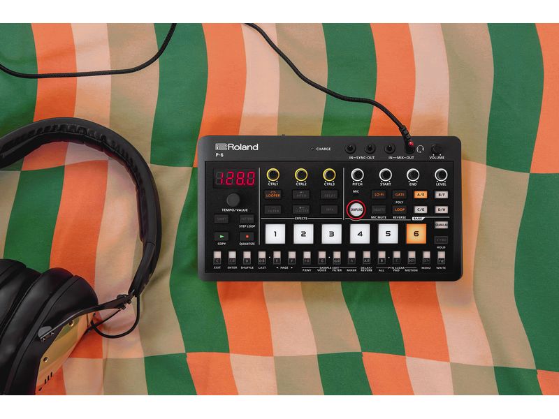 Roland Synthesizer AIRA P-6 Creative Sampler Kombiniert die berühmte Roland Sampling-Technologie mit fortschrittlichem Granular-Sounddesign und einem leistungsstarken Sequenzer in einem Gerät im Taschenformat