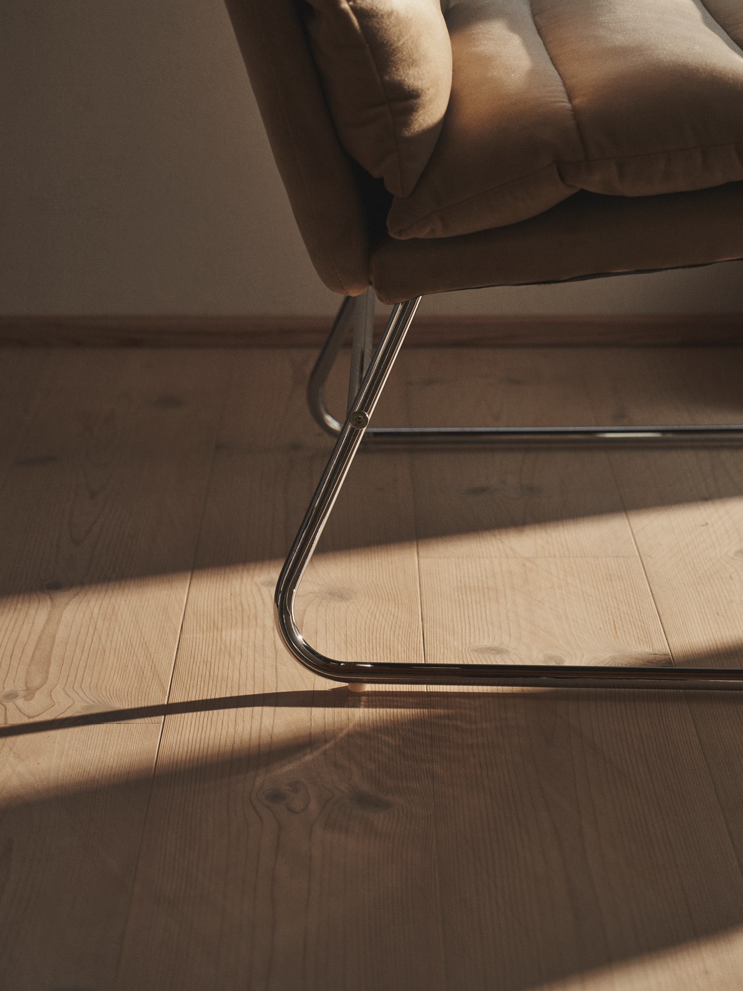 Loungestol | 55 x 61,4 x 53,9 cm. Aftagelige puder. | Sand