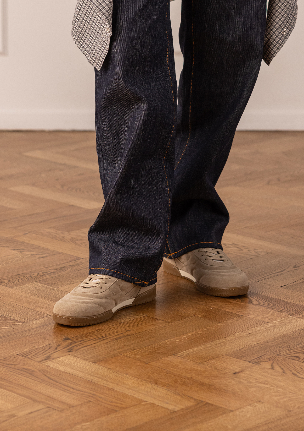 Beige suède sneakers