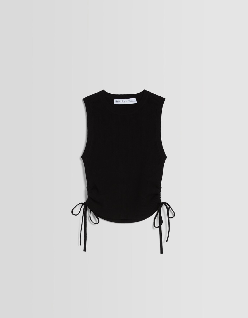 Blusa de malha sem mangas com franzidos e amarrações.
