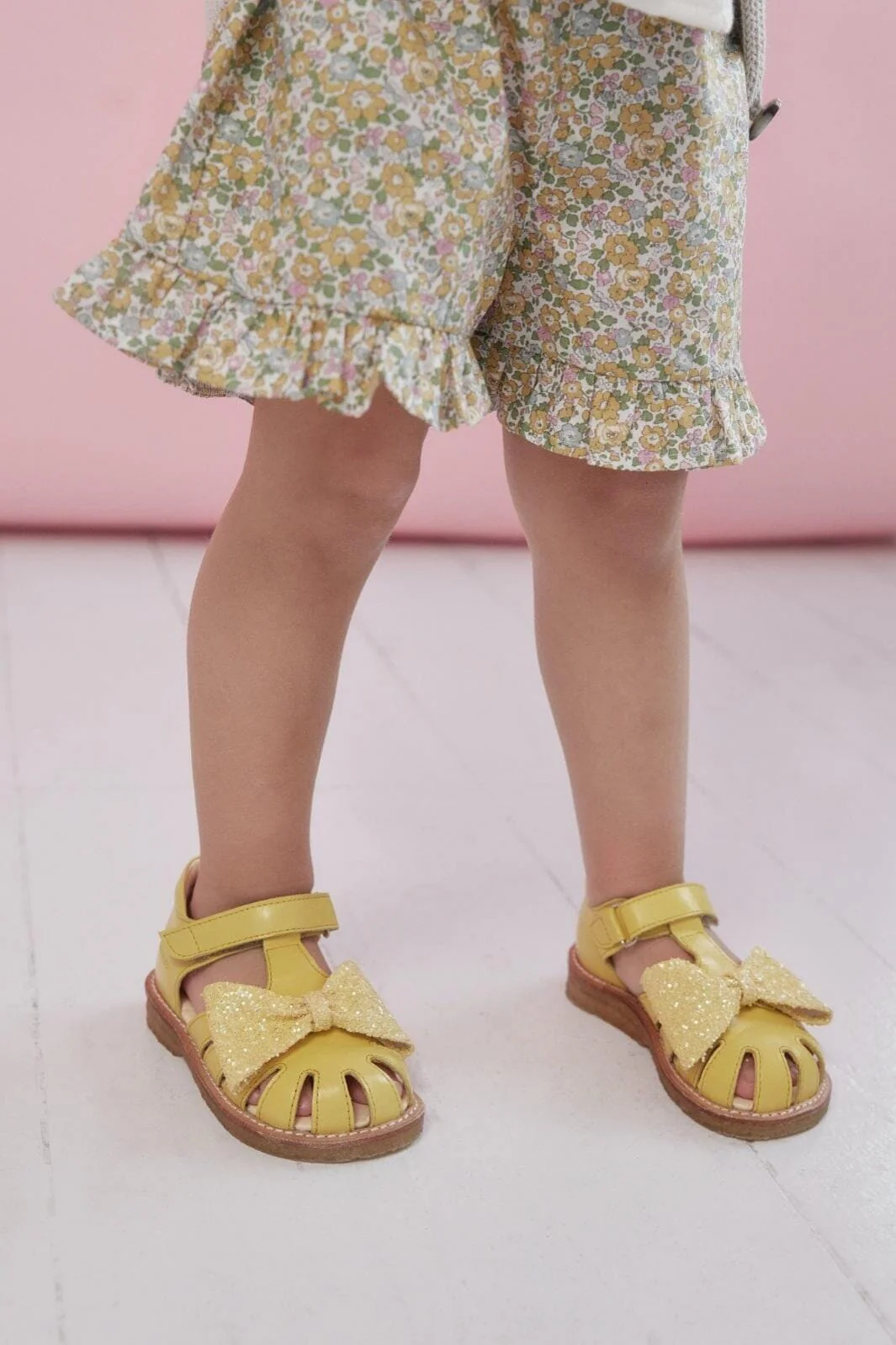 Angulus Begynder sandal med glittersløjfe og velcrolukning