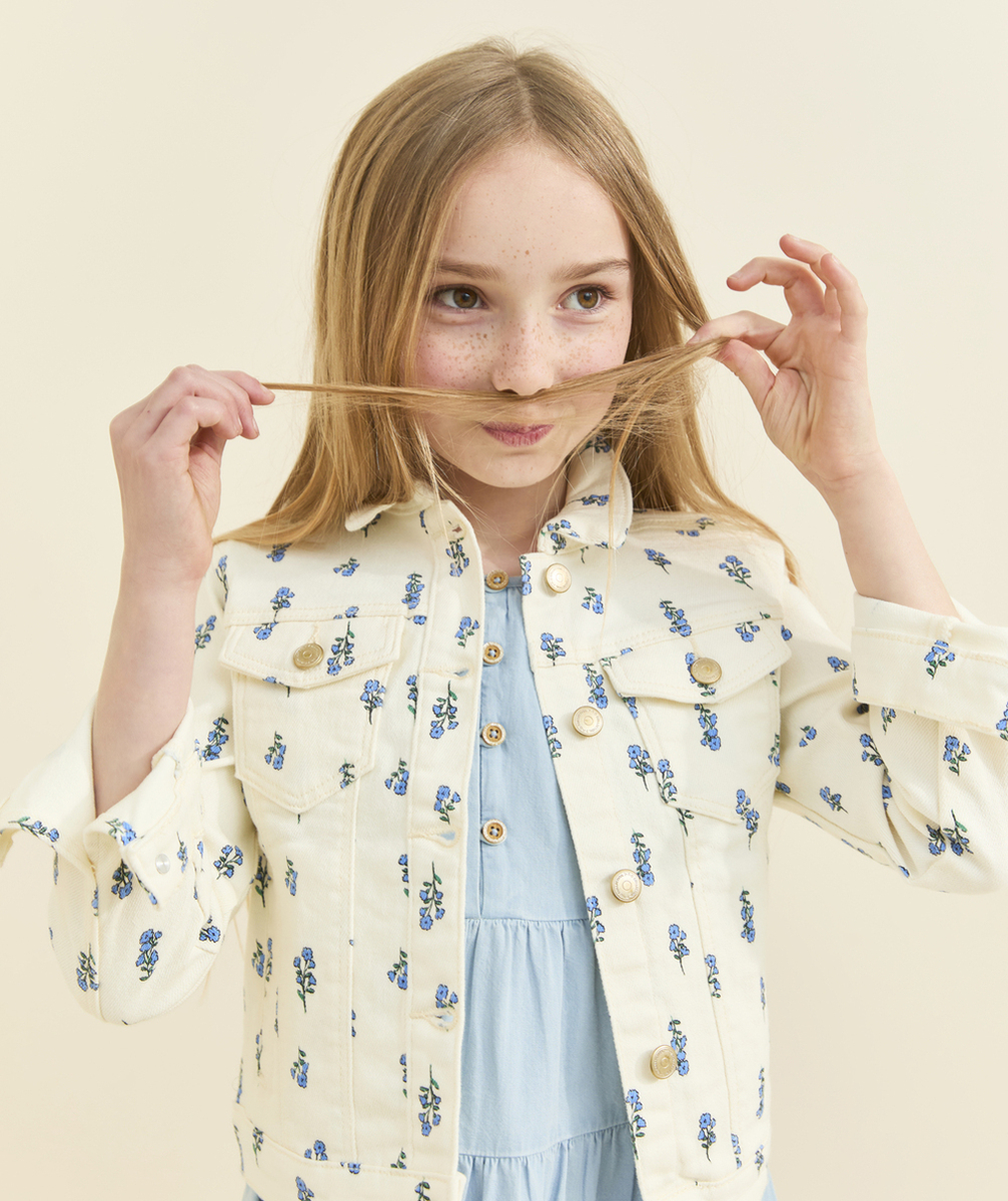 veste fille en fibres recyclées écrue et imprimée fleurie vert et bleu