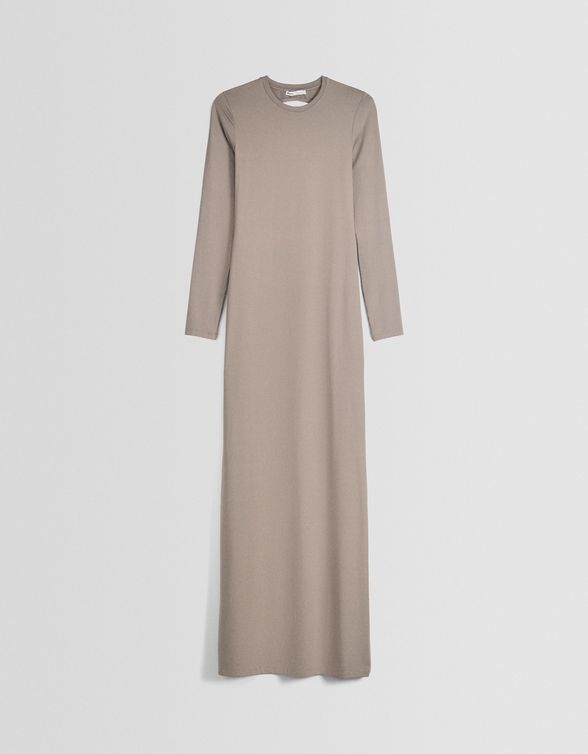 Vestido longo com costas abertas e mangas compridas.