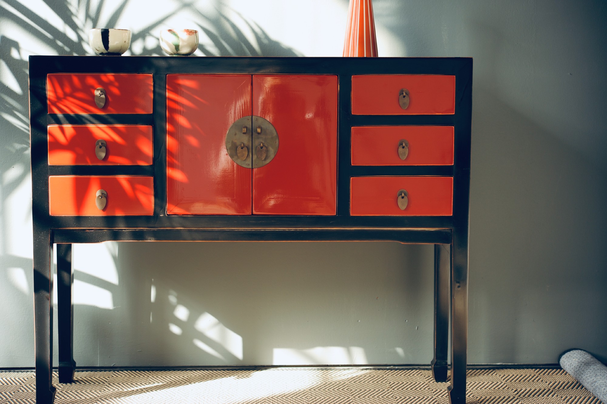 Anrichte ‚Long Wei‘, 2 Türen, 6 Schubladen, schwarz, rot, B 100 cm, H 82 cm, L 28 cm von fischer's lagerhaus