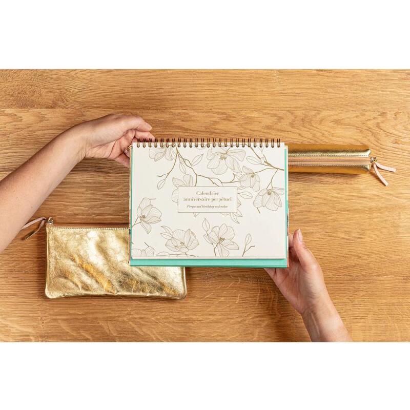 Gaïa beige, Calendrier anniversaire perpétuel 23 x 17 cm, 50 pages imprimées, fermeture aimantée pour affichage sur la table.