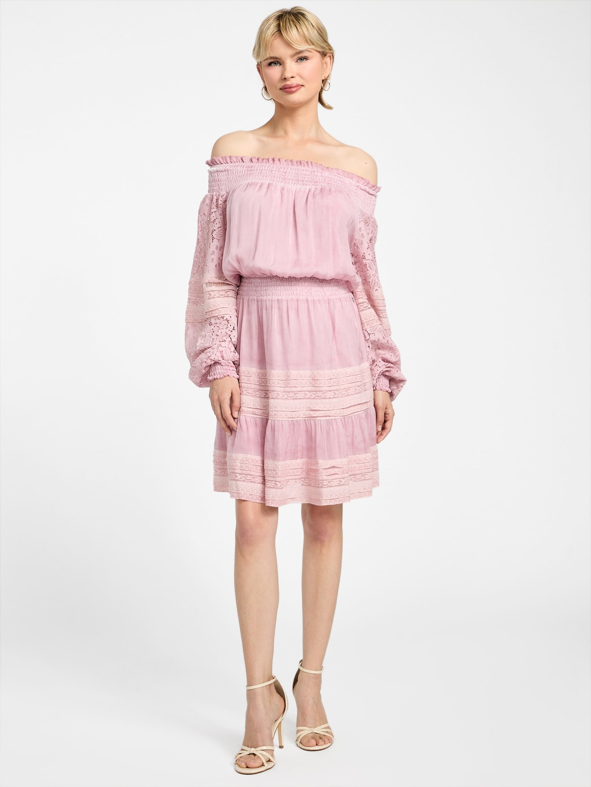 Vestido curto Audrey com ombros à mostra