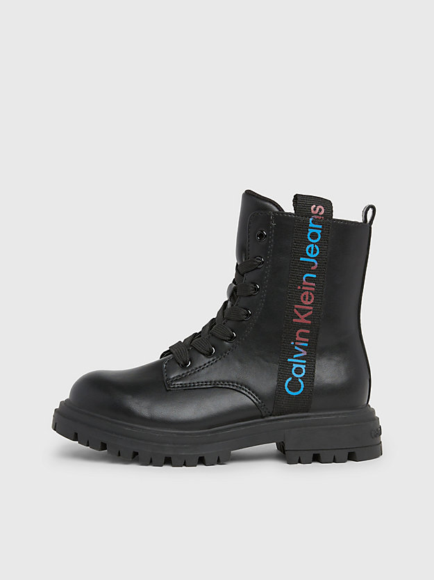 Botas infantis com cadarço