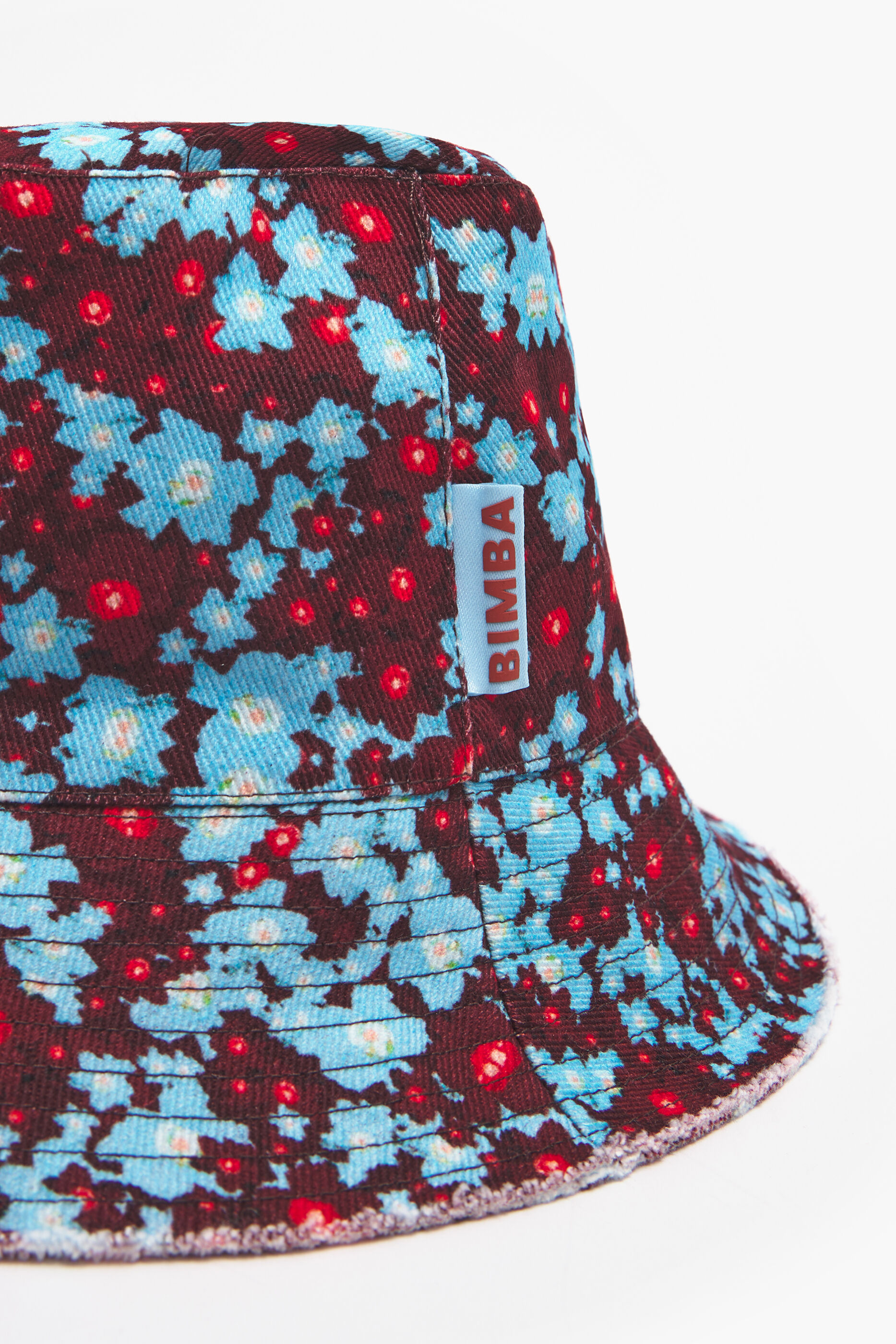 Chapéu bucket de algodão com estampa floral azul vibrante.