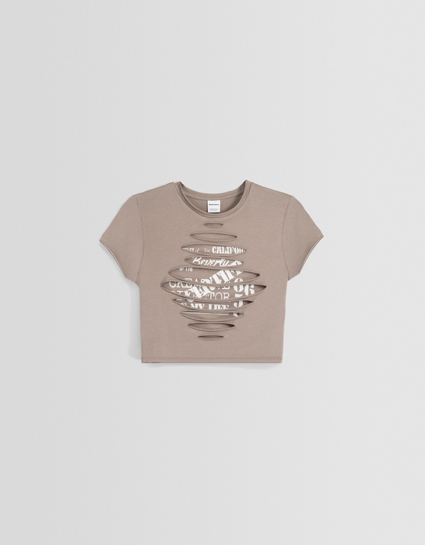 Camiseta de manga curta com camada dupla, costuras e estampa.