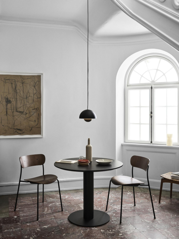 &tradition Pavilion AV1 stoel chrome onderstel gelakt walnoot