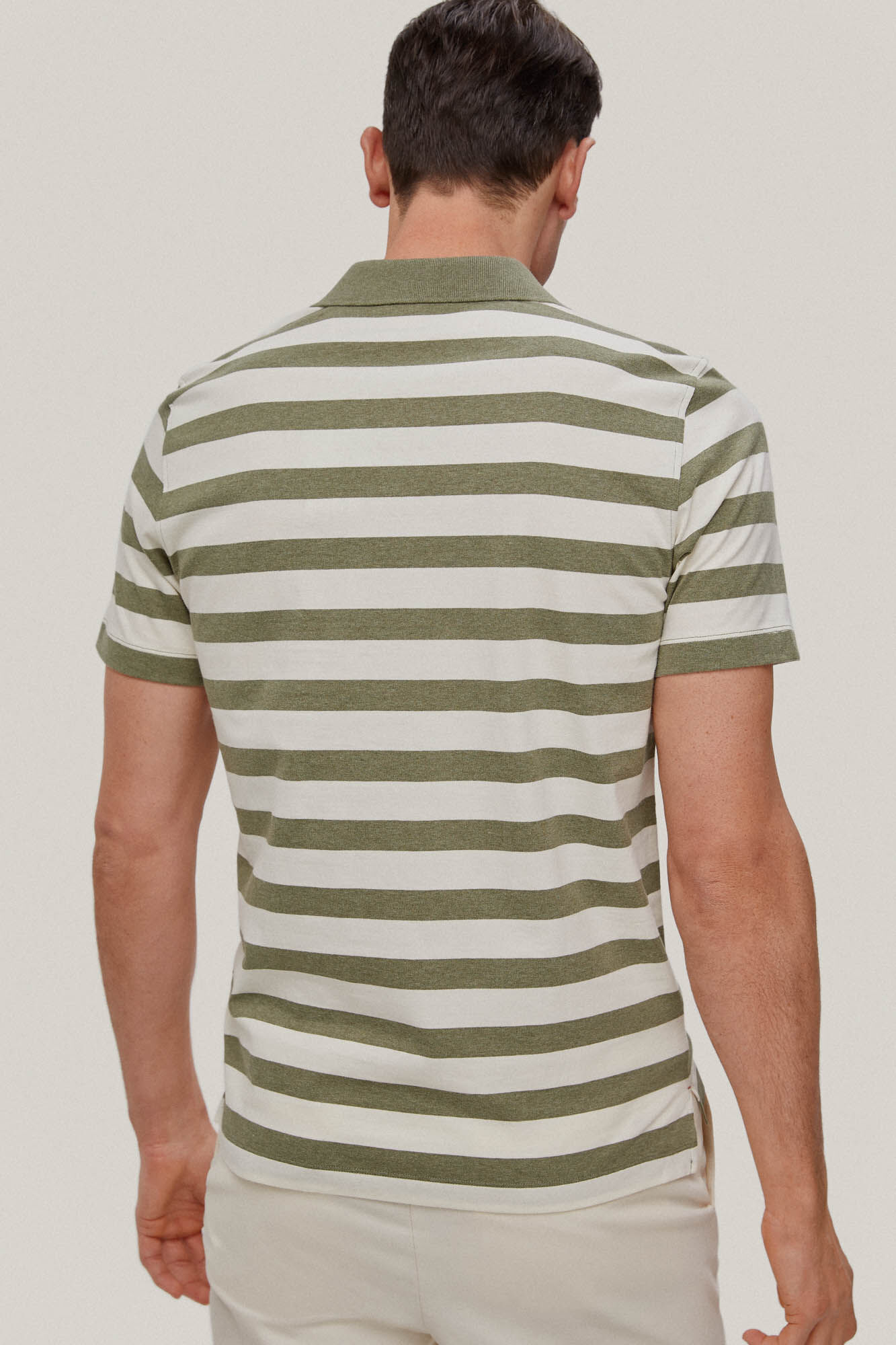 Camisa polo listrada com gola aberta - Verde