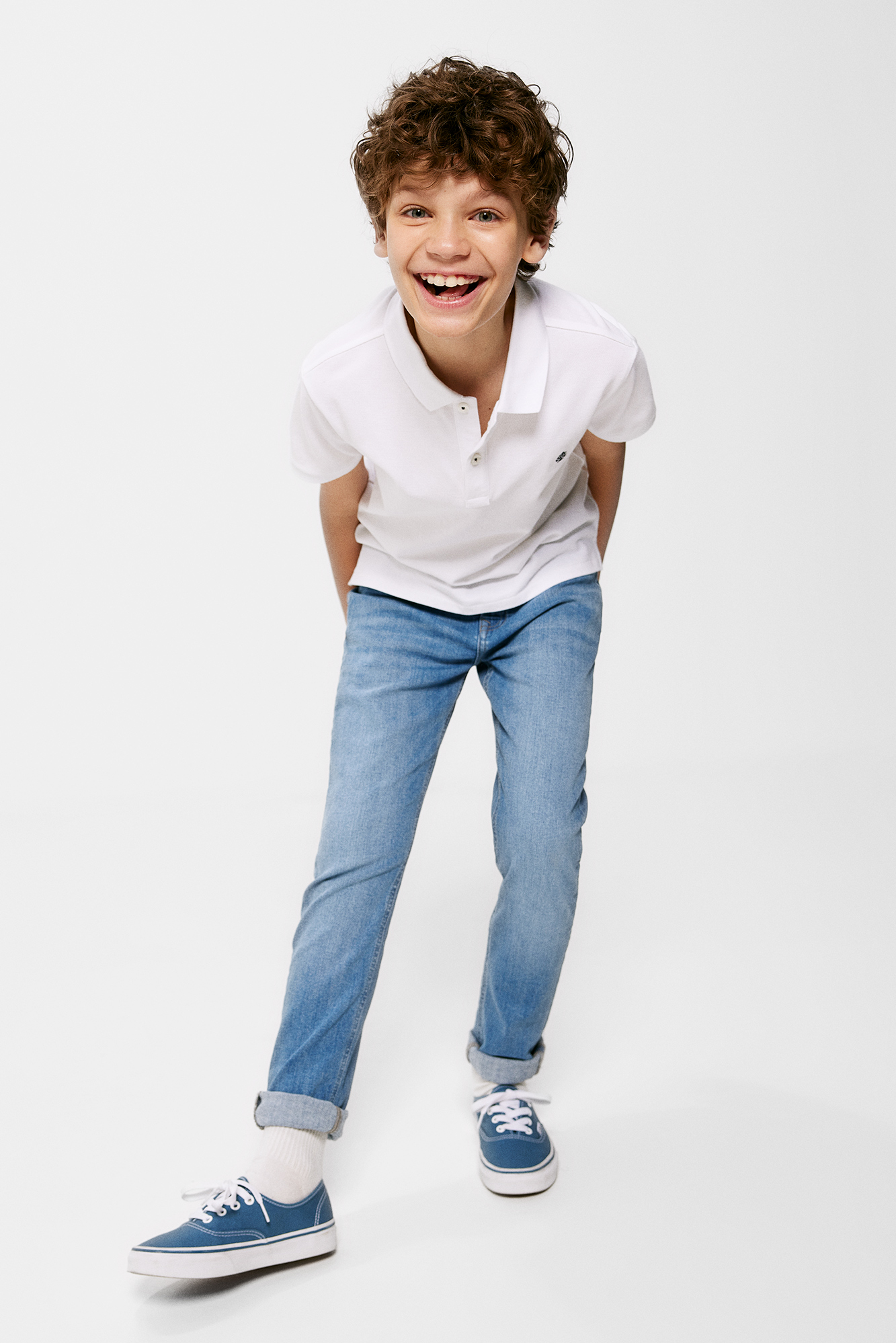 Camisa polo básica com logotipo para meninos