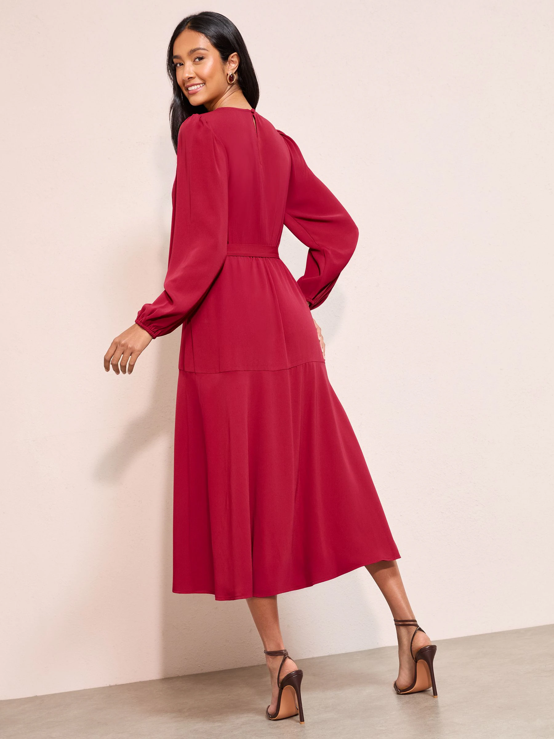 Bordeauxrood - Friends Like These Long Twist Sleeve Scoop Neck Belted Midi Dress