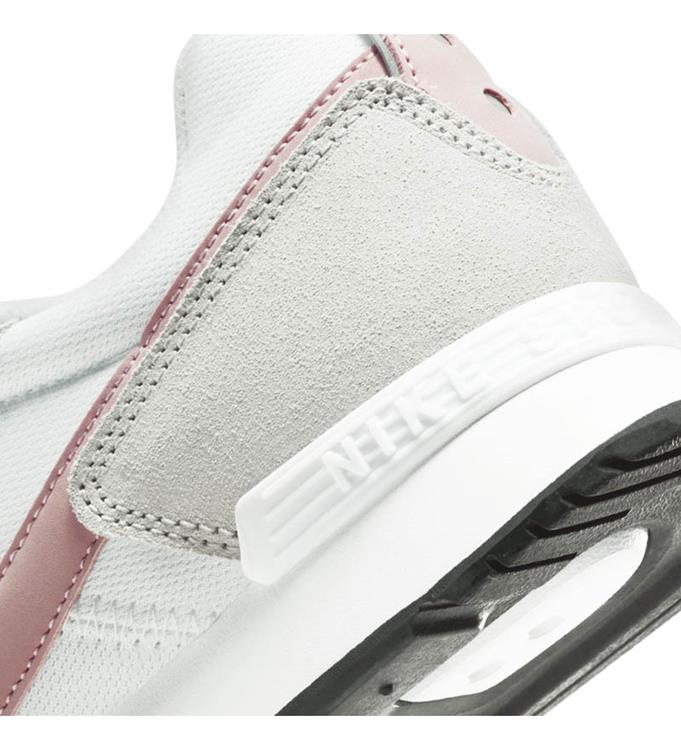 Nike Women Venture Runner Sneakers