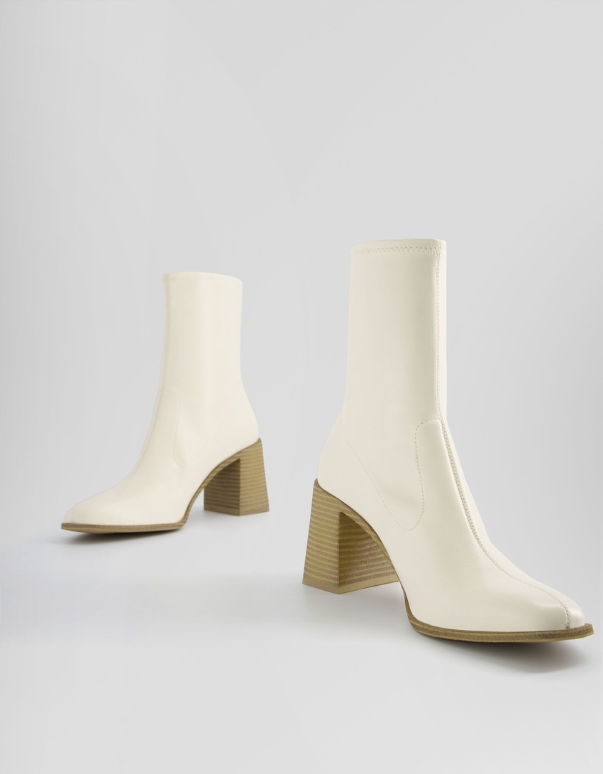 Botas de cano curto com salto bloco ajustado