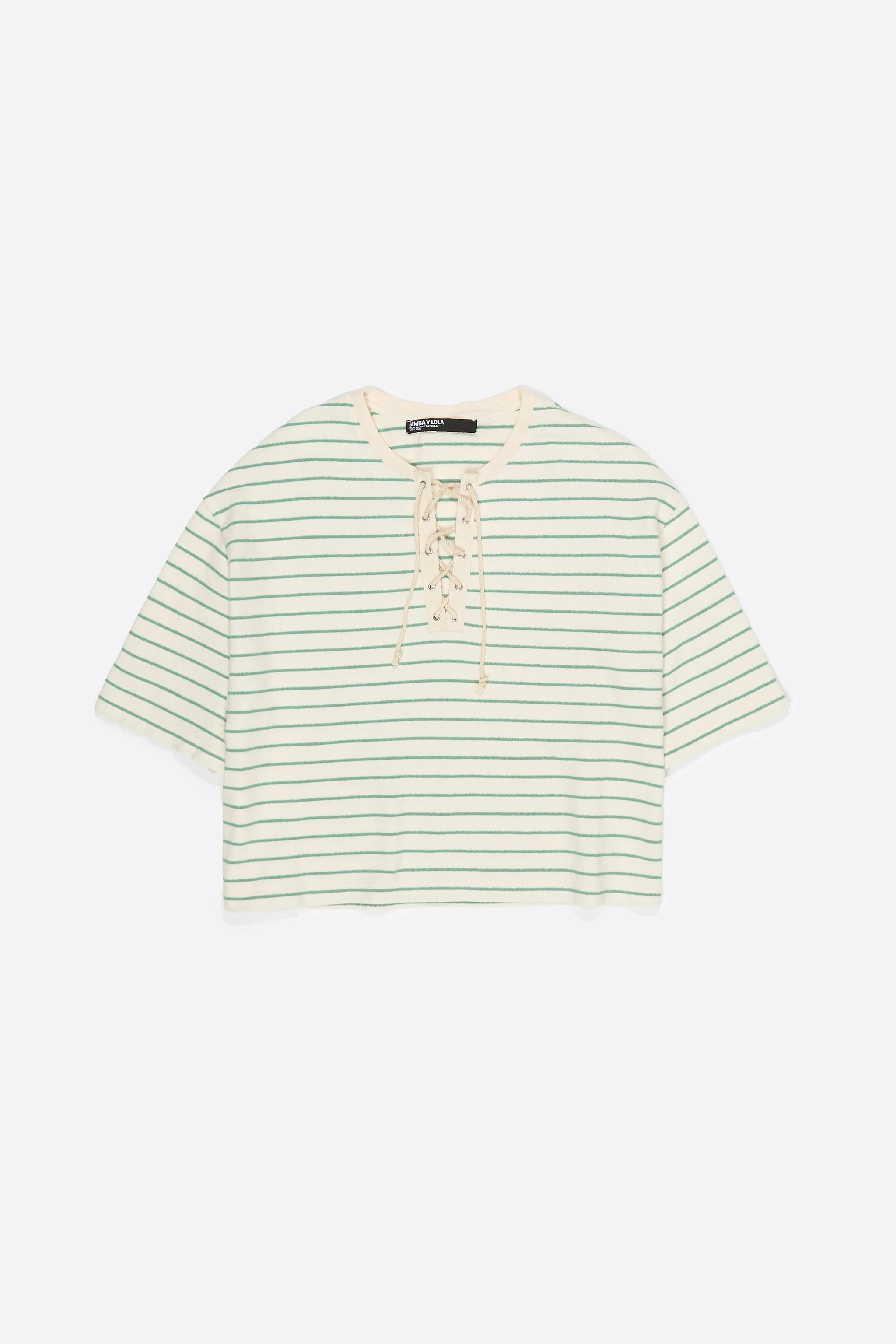 Camiseta verde listrada com gola redonda ajustável