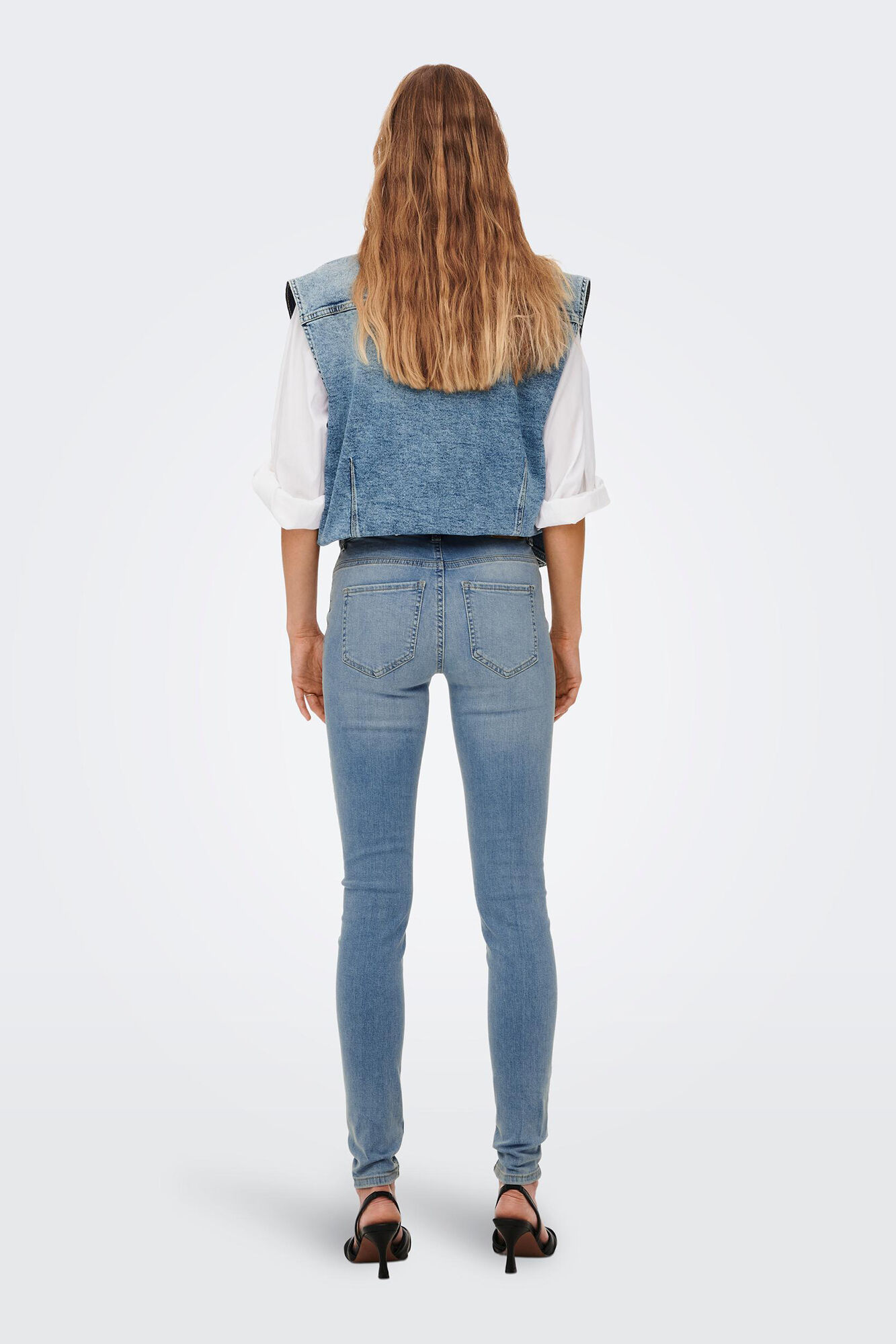 Calça jeans skinny de cintura média