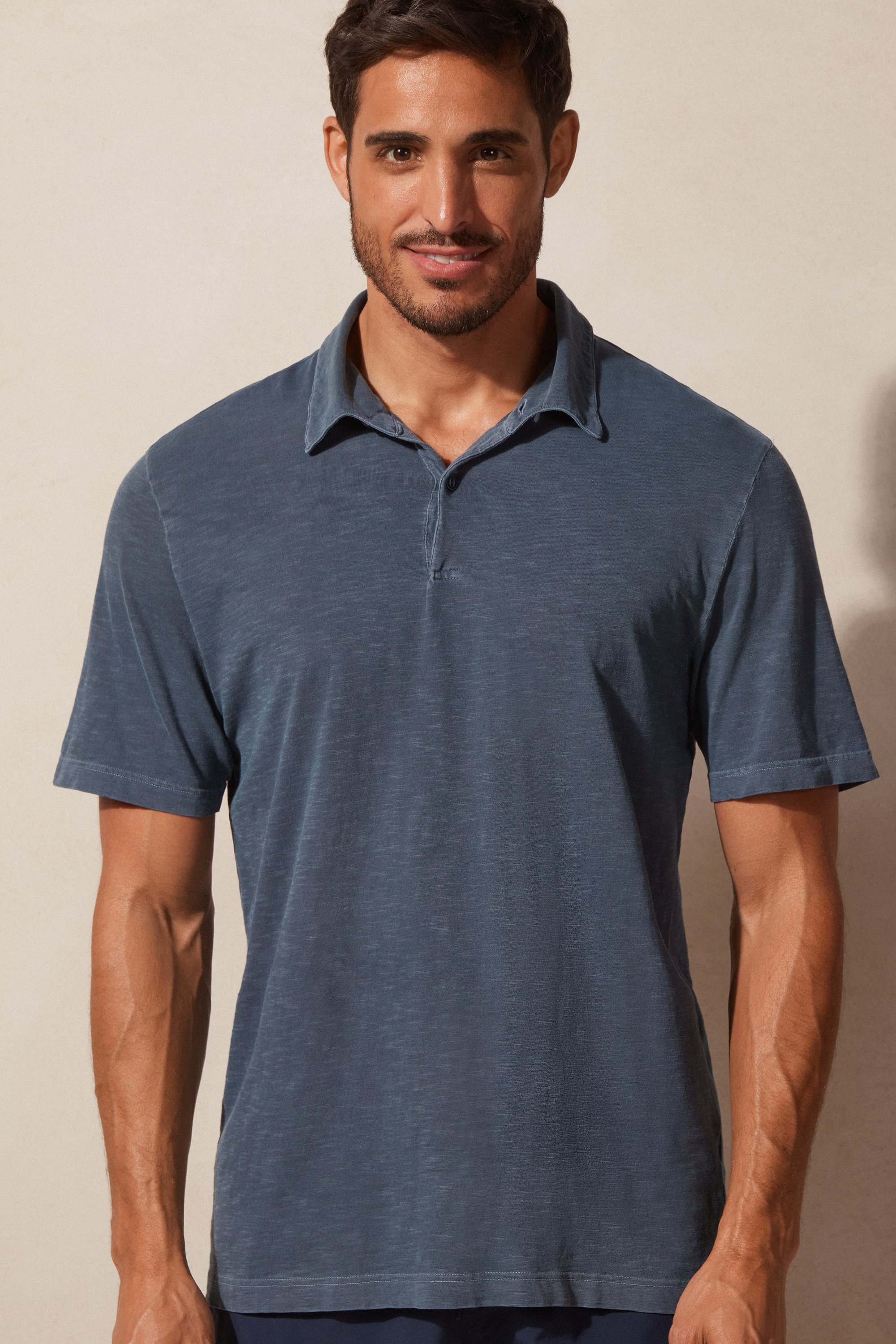Camisa polo de manga curta em algodão mesclado com lavagem especial.