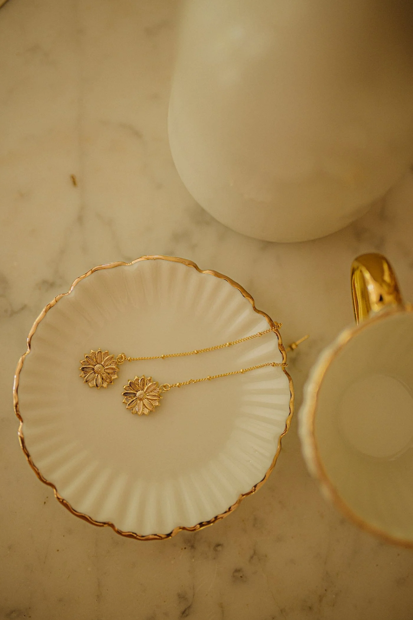 MAÏA - Boucles d'oreilles pendantes fleurs doré à l'or fin | Doré
