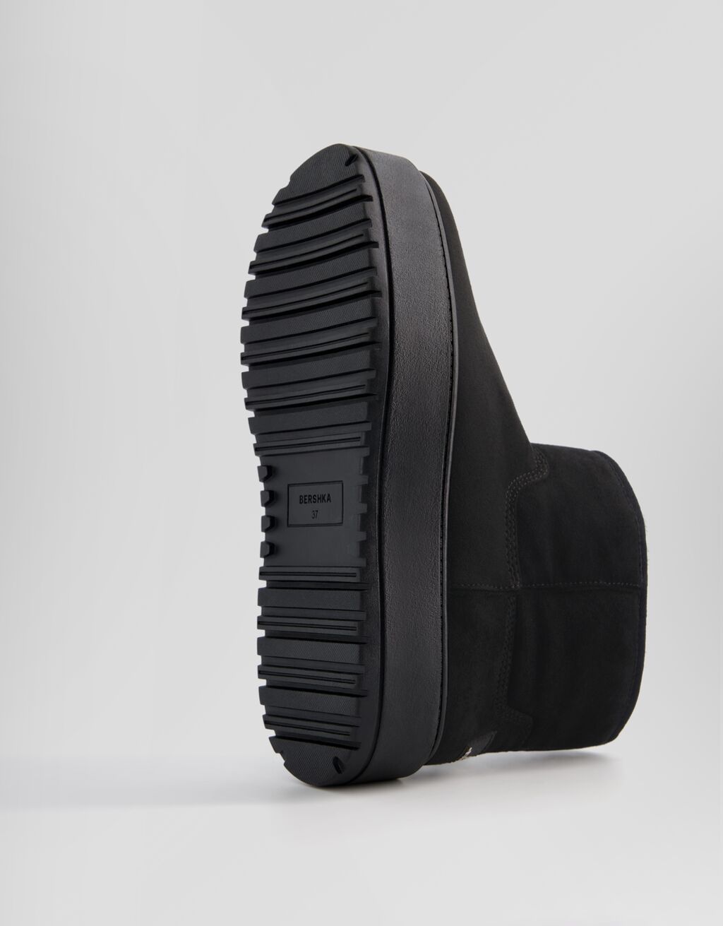 Botas de cano curto com plataforma e forro de pele sintética.