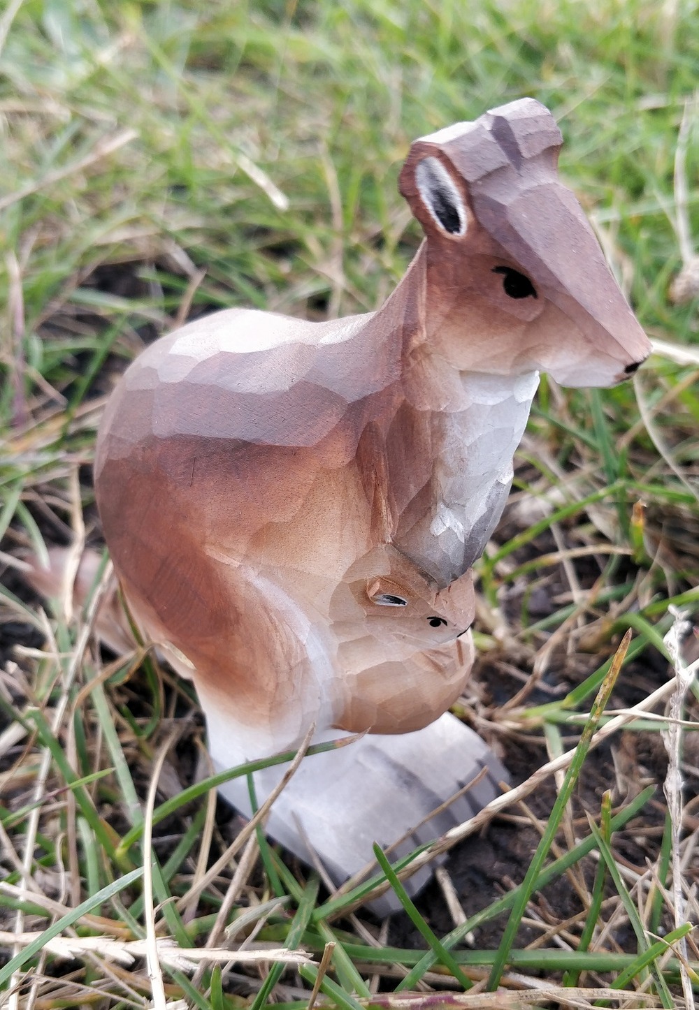 Figurine kangourou en bois