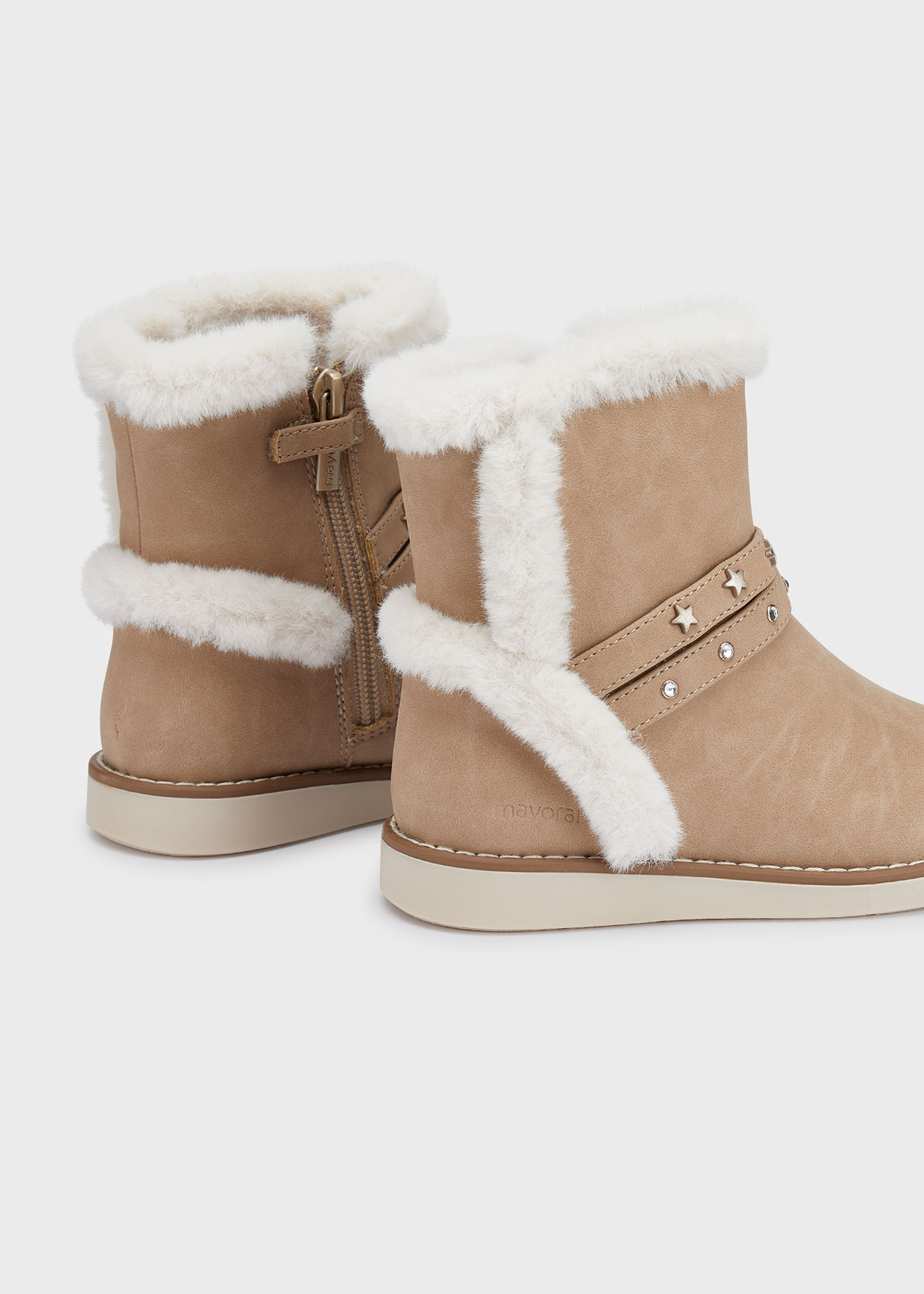 Botas de cano curto com forro e tachas para meninas