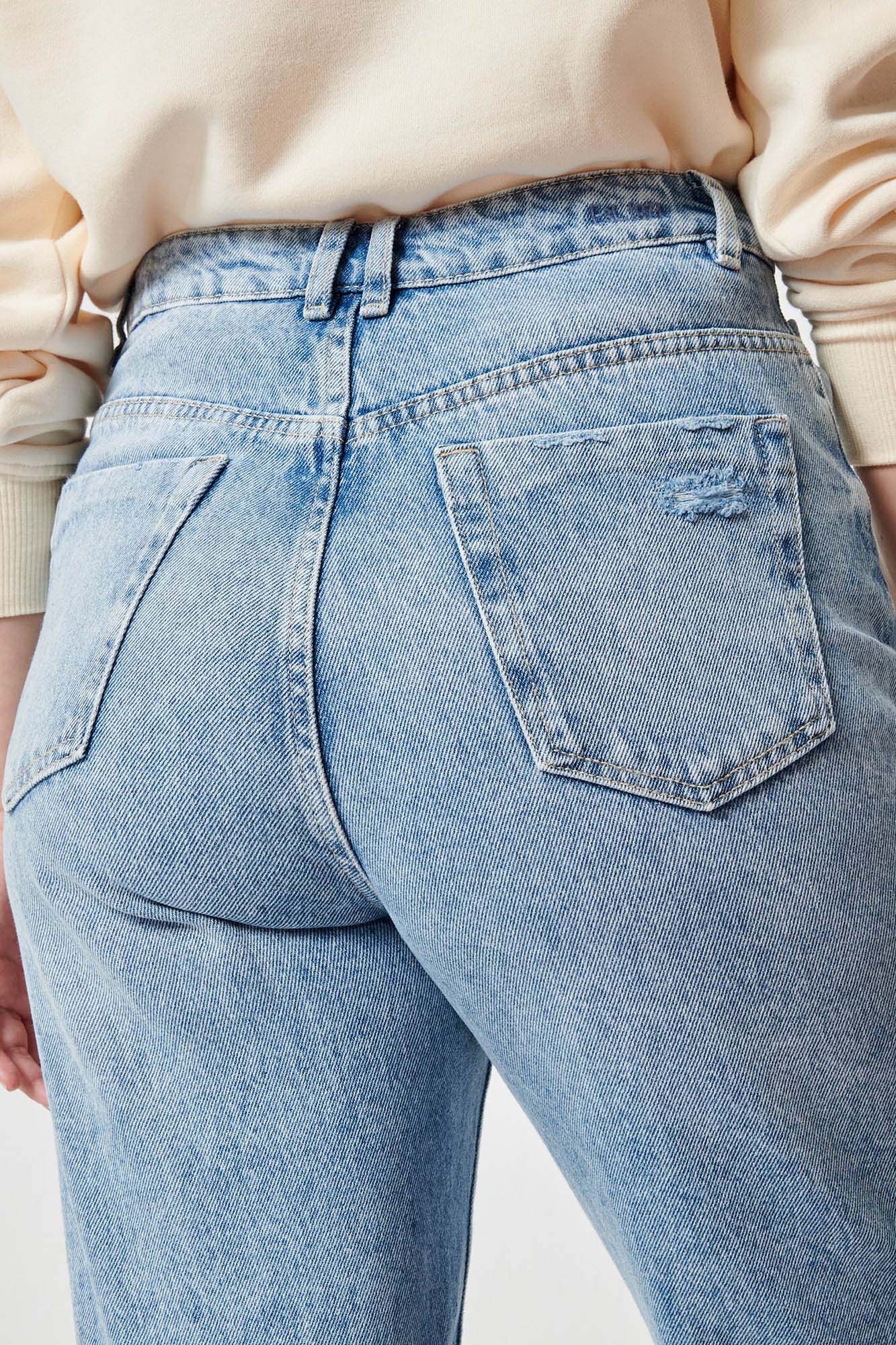 calças jeans mom desgastadas
