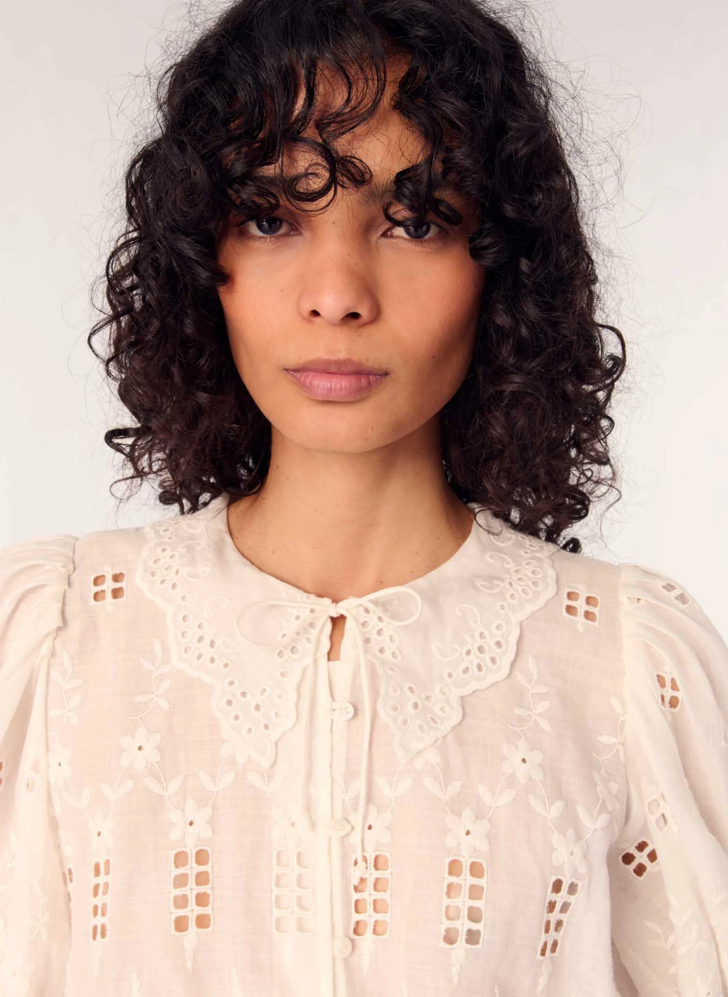 Blouse ample brodée à col claudine | Blanc