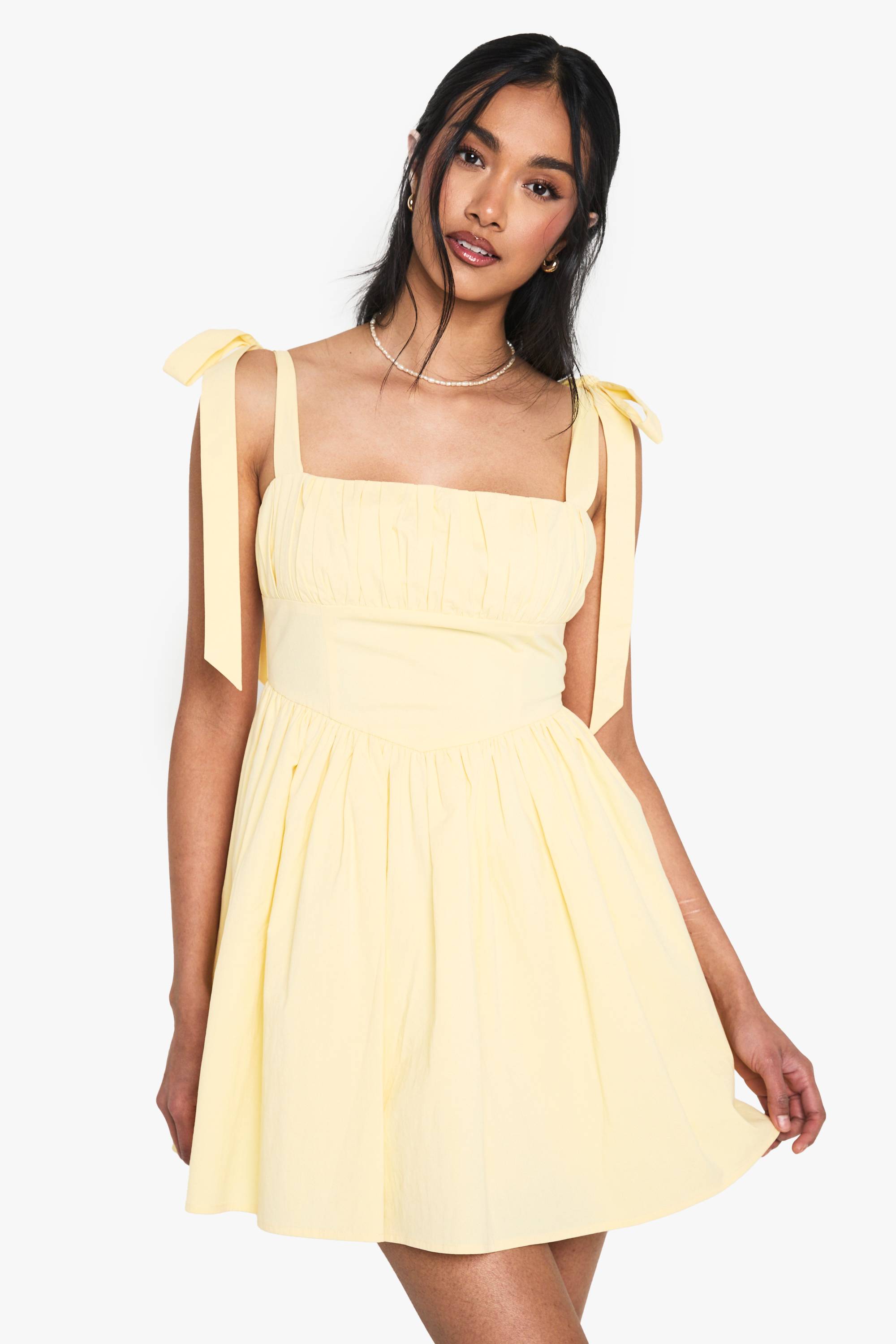 boohoo Cotton mini robe ruched au buste avec col en épaules et lien