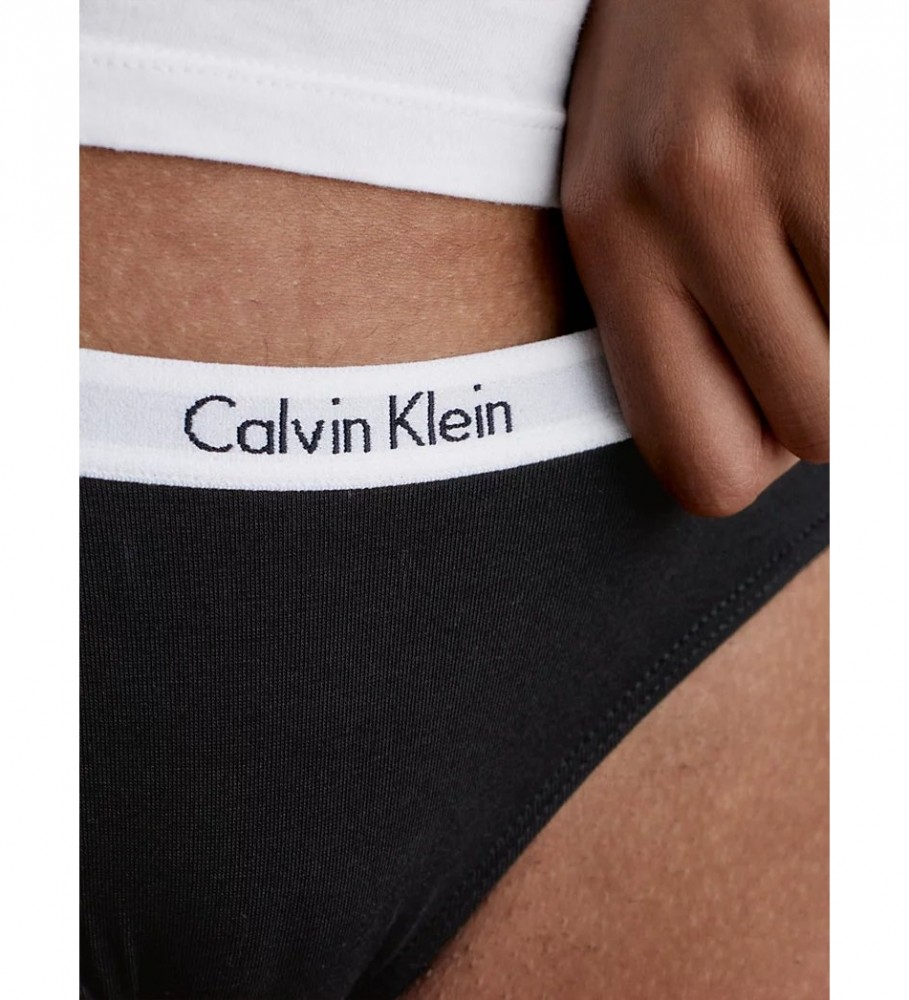 Cuecas Calvin Klein Classic, pacote com 3 unidades, nas cores branca, preta e cinza.