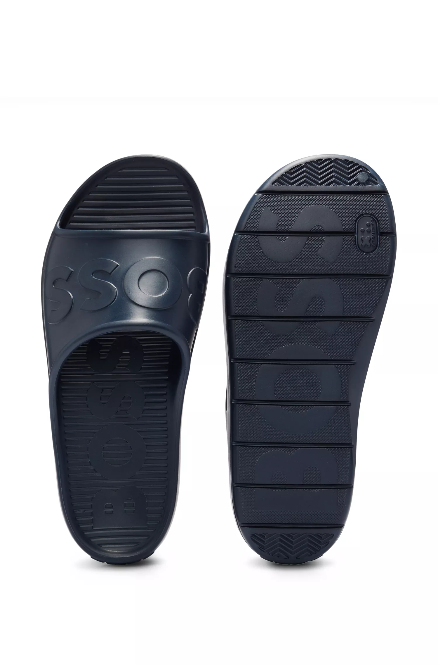 Chinelo BOSS preto, leve e em EVA, com tira com o logotipo.