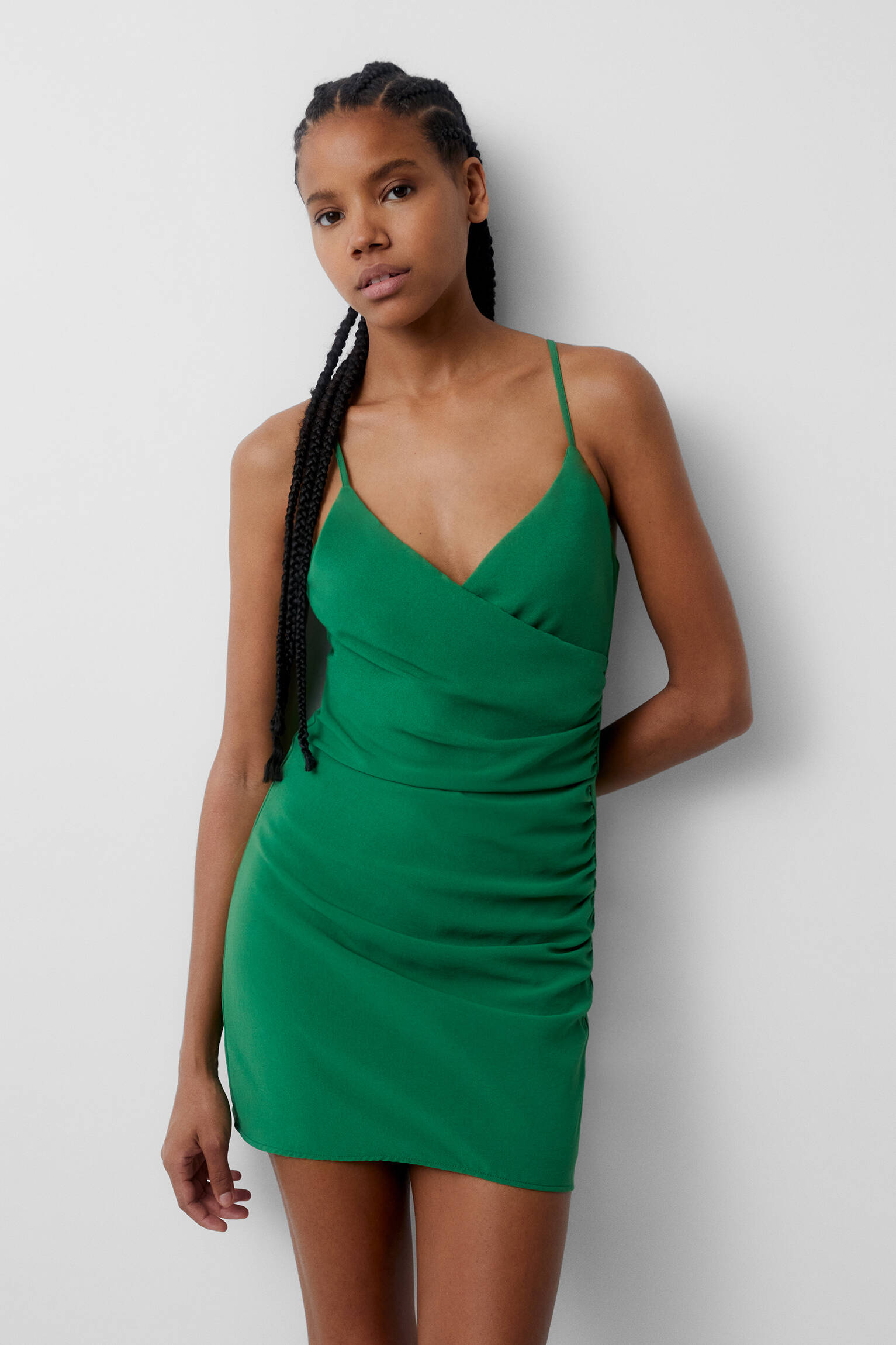 VESTIDO CURTO COM DECOTE CRUZADO - VERDE