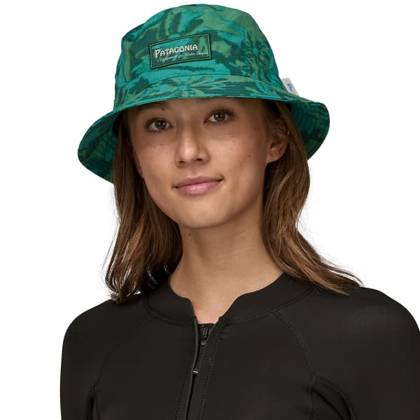 Chapeau randonnée PATAGONIA WAVEFARER BUCKET HAT WATER PEOPLE BANNER: CLIFFS AND WAVES CONIFER GREEN