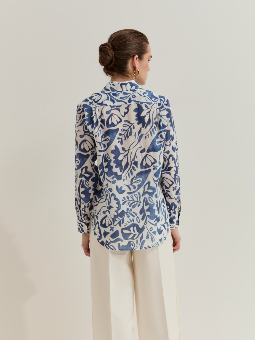 Camisa em rami com estampado de folhas