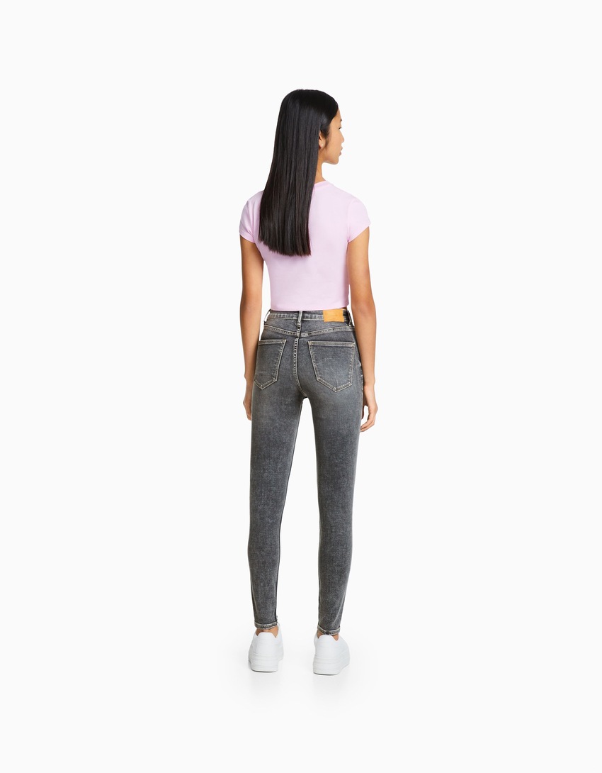 calça jeans skinny de cintura super alta