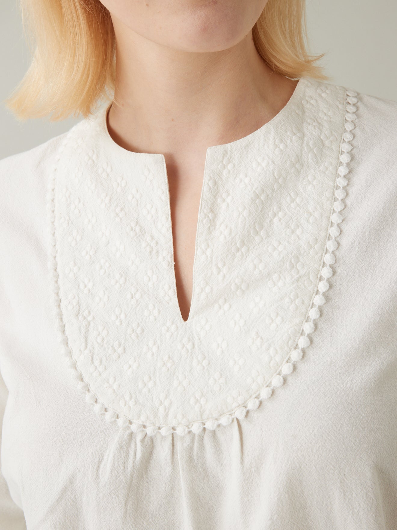 Blouse plastron brodé femme