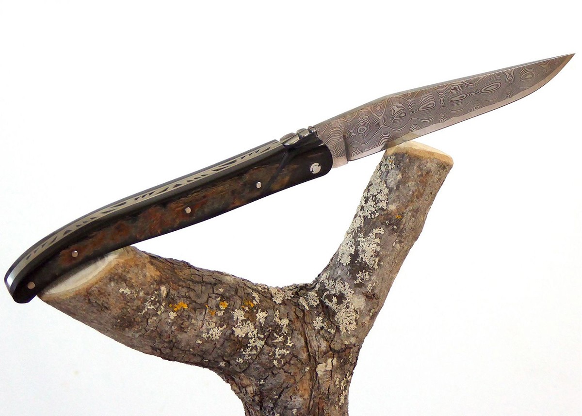 Couteau Laguiole avec une lame Damas et un manche en Corne de Bison