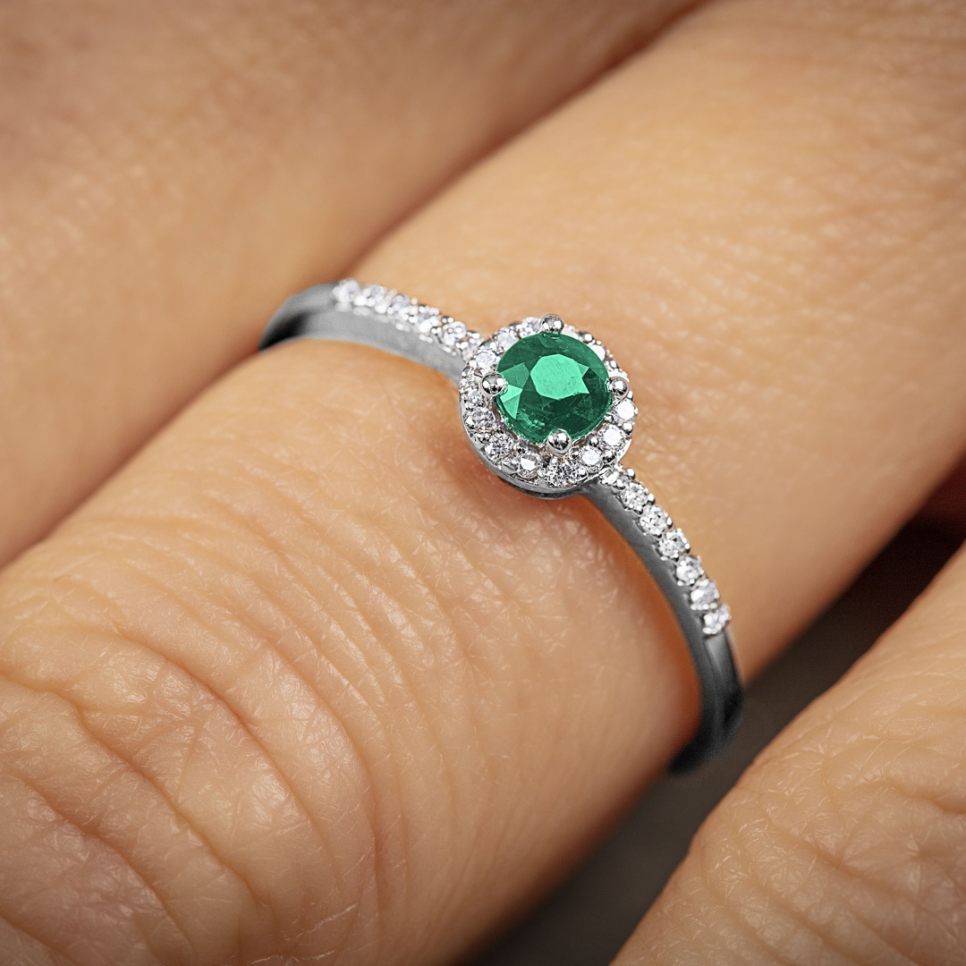 Damenring 750/18 K Weissgold mit Smaragd rund und Diamanten 0.07 ct H/si