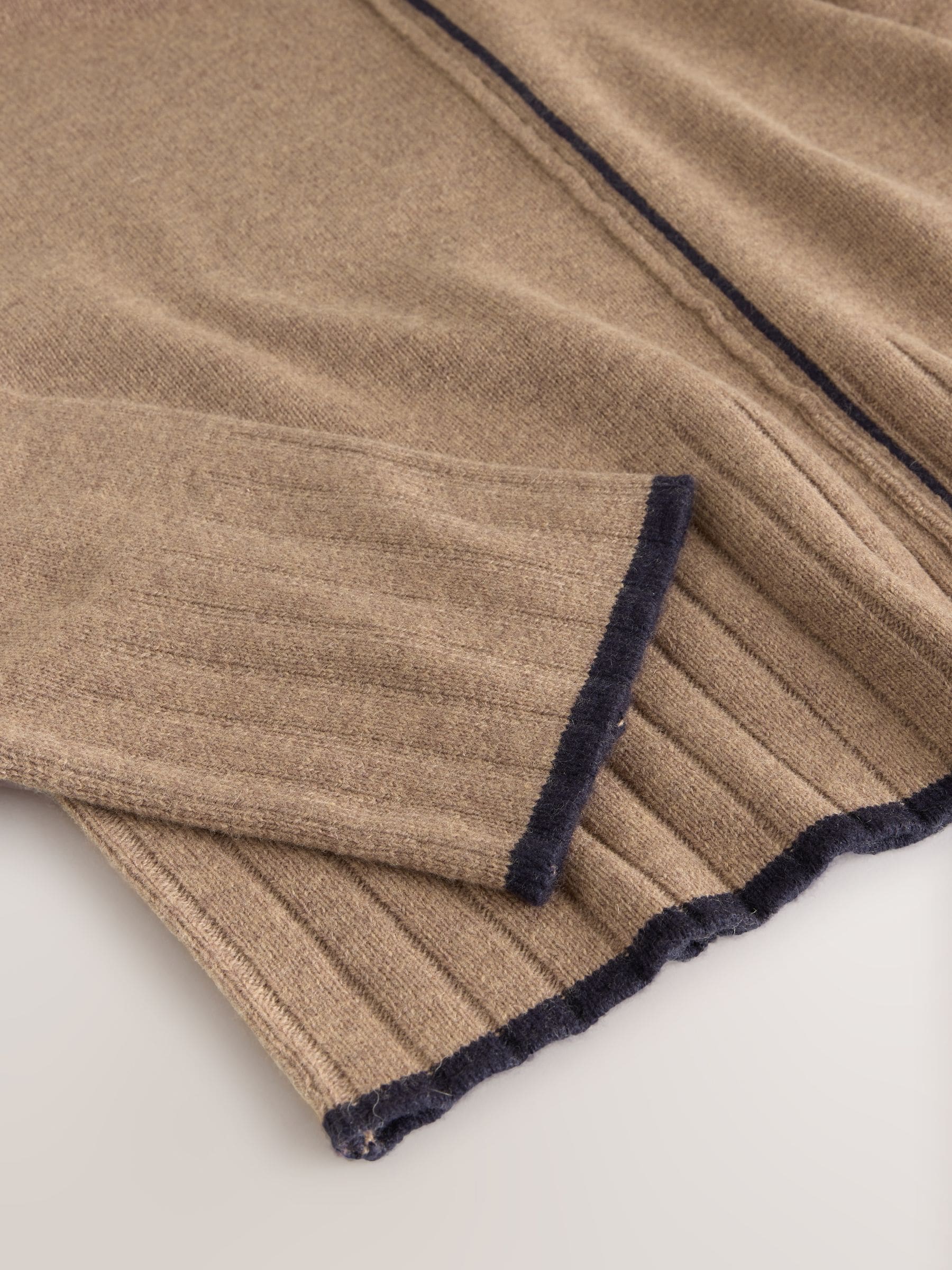 Camelbruin met randcontrast - 100% N.Premium trui van lamswol met ronde hals