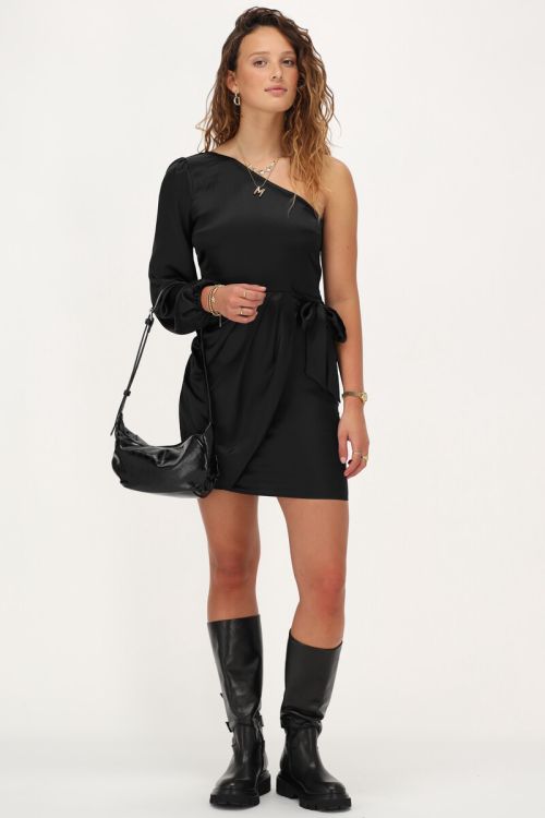 Zwarte satijnen one-shoulder jurk met overslag